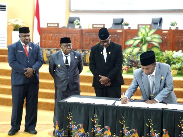 Bupati Mimika, Johanes Rettob, Wakil Bupati, Emanuel Kemong dan Pj Sekda, Abraham Kateyauw menyaksikan penandatanganan dokumen berita acara oleh Ketua DPRK Mimika, Primus Natikapereyau