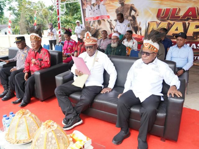Bupati Mimika, Johanes Rettob membaca dan mencermati aspirasi warga masyarakat Mapurujaya yang diberikan pada peringatan HUT Mapurujaya