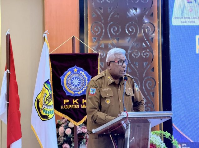 Bupati Mimika, Johanes Rettob memberikan sambutan pada kegiatan TP PKK