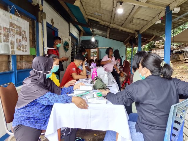 Kesibukan para perawat di Posyandu Santarosa