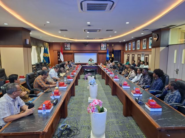 Peserta Beasiswa YPMAK yang diterima di UPN 'Veteran' Jogjakarta bertatap muka dengan para dekan dan dosen saat acara penyerahan dari YPMAK kepada pihak UPN 'Veteran' Jogjakarta