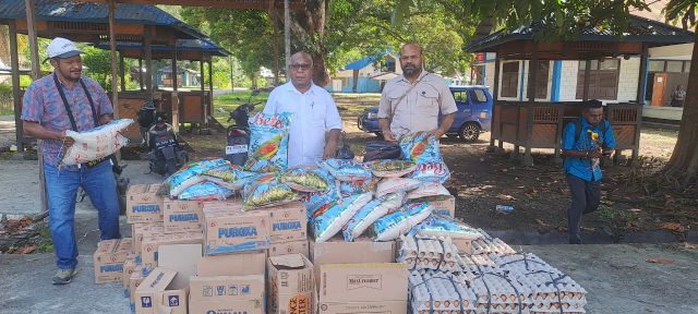 Ketua Panitia Temu Raya Persekutuan Kaum (PKB) GKI Se-Tanah Papua, Henock Puraro, S.Sos, menyerahkan bantuan kemanusiaan kepada korban insiden keracunan program Makan Bergizi Gratis (MBG) di Distrik Depapre, Kabupaten Jayapura, Kamis (6/8).
