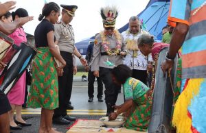 Disambut Prosesi Adat, AKBP Diaritz Felle Pimpin Polres Kepulauan Yapen
