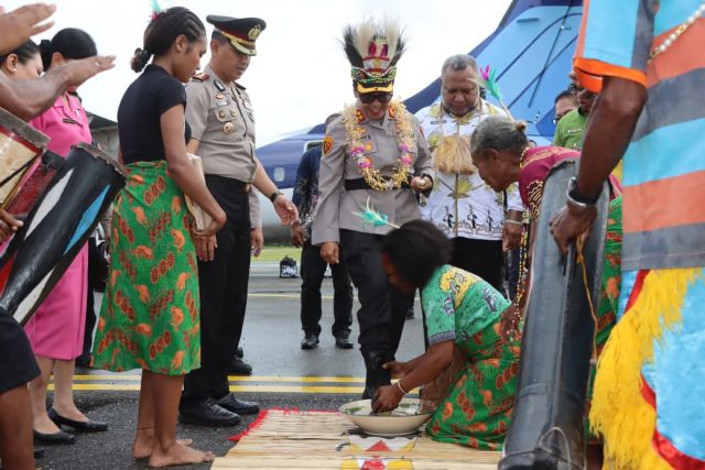 Dengan penyambutan adat, AKBP Diaritz Felle disambut