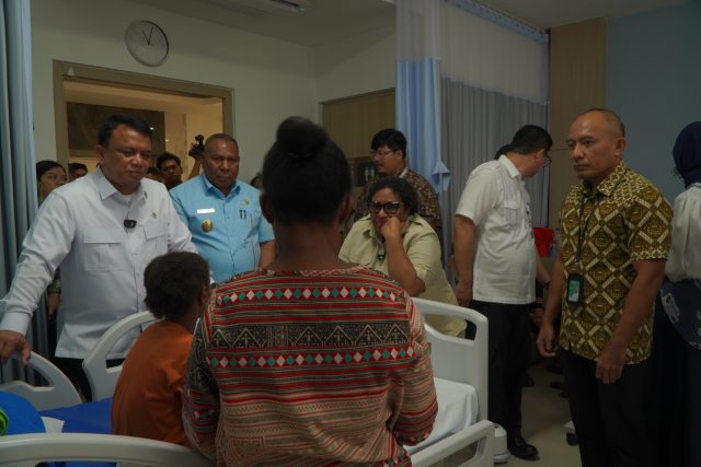 Wakil Kepala Badan Gizi Nasional (BGN) Mayjen TNI (Purn.) Trenggono bersama Wakil Menteri Dalam Negeri (Wamendagri) Ribka Haluk meninjau penanganan pasien dugaan keracunan Makan Bergizi Gratis (MBG) di RSUP Jayapura. (Foto: umas RSUP Jayapura/Narda Sinambela)