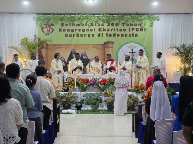 Uskup Keuskupan Timika, Mgr Bernardus Baru memimpin misa syukur peringatan 100 tahun