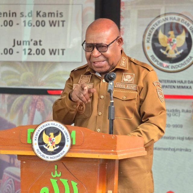 1-Wakil Bupati Mimika, Emanuel Kemong saat memberikan sambutan