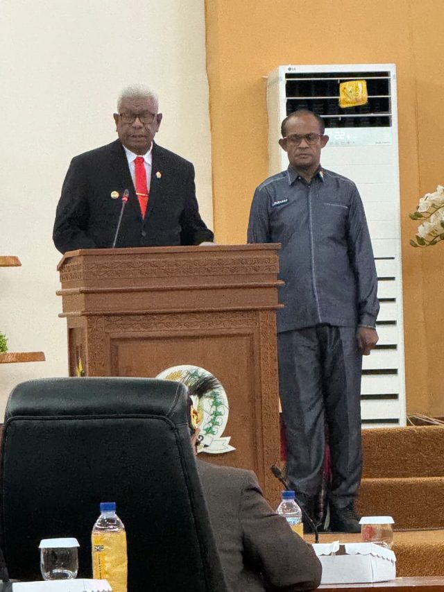 Bupati Mimika, Johanes Rettob saat memberikan menyampaikian jawaban pemerintah pada sidang paripurna DPRK Mimika