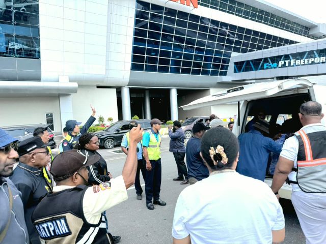 Wakil Bupati Mimika, Emanuel Kemong menyambut langsung kedatangan jenasah almarhum Karel Gwijangge di Apron Bandara Moses Kilangin Timika, Minggu (692026)