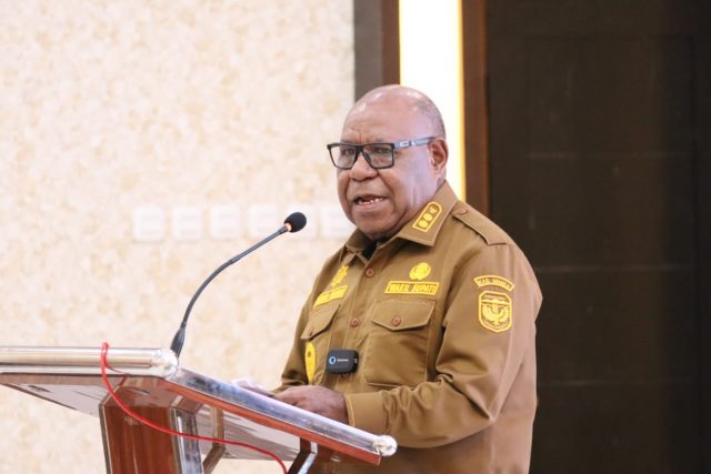 Wakil Bupati Mimika, Emanuel Kemong saat memberikan sambutan pada pembukaan kegiatan Forum Konsultasi Publik