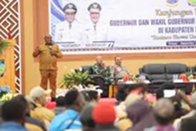 Gubernur Papua Tengah, Meki Nawipa ketika berdialog dengan Masyarakat di Aula Tuyana, Wagete saat melakukan kunjungan kerja ke Kabupaten Deiyai, Selasa (8/9/2026) – Foto: Humas Pemprov Papua Tengah.