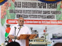 Gubernur Nawipa Serahkan Alat Pascapanen Kopi ke Tunas Jaya di Timika
