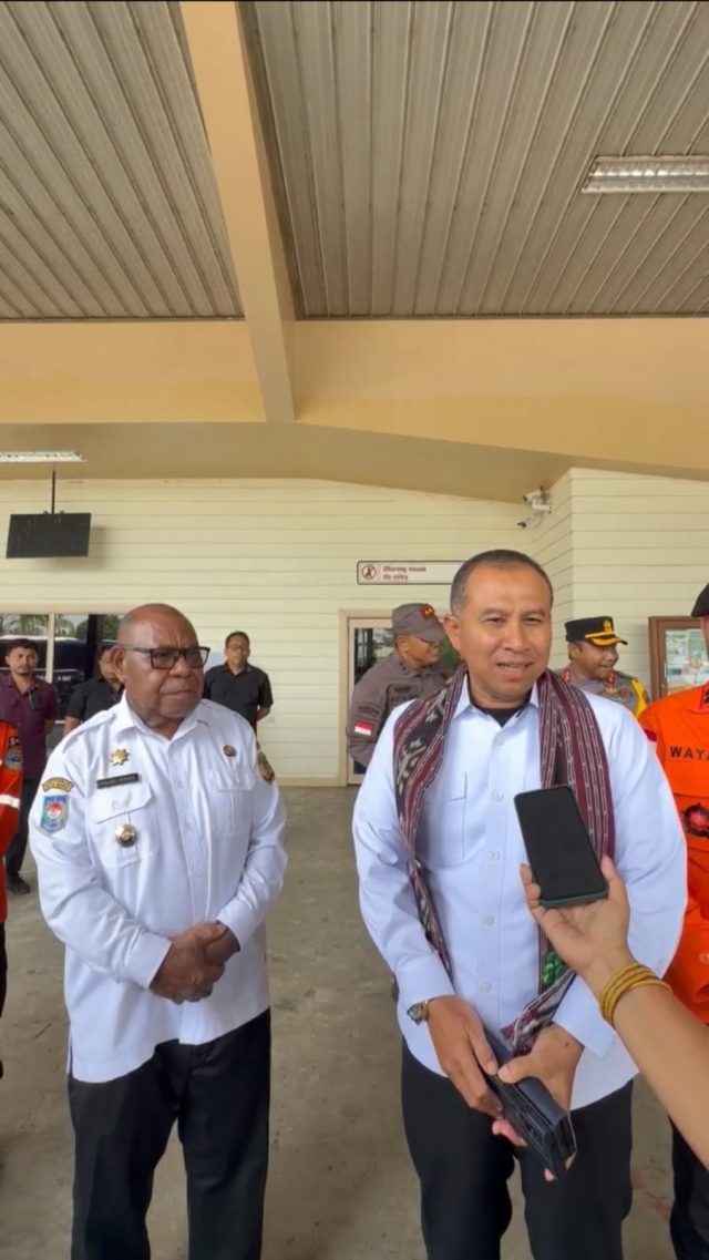 Kepala Basarnas Pusat, Marsekal Madya TNI, Muhamad Syafii didampingi Wakil Bupati Mimika, Emanuel Kemong melakukan Doorstop Intervieuw kepada wartawan, Jumat