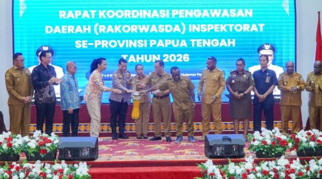 Staf Ahli II Bidang Kemasyarakatan, SDM, dan Pengembangan Otonomi Khusus, Ukkas dan pejabat lainnya menabuh tifa Bersama-sama sebagai tanda dibukanya Rapat Koordinasi Pengawasan Daerah (Rakorwasda) Inspektorat Provinsi dan Kabupaten se-Provinsi Papua Tengah Tahun 2026 yang berlangsung di Ballroom Kantor Gubernur, Bandara Lama Nabire, Selasa (27/10/2026)