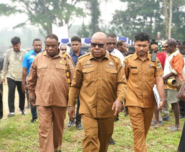 Wakil Bupati Mimika, Emanuel Kemong dan Kadis Perindustrian, Perdagangan, Koperasi dan UMKM Provinsi Papua Tengah, Yuliten Makai saat tiba di lokasi peletakan batu pertama pembangunan BLK UMKM