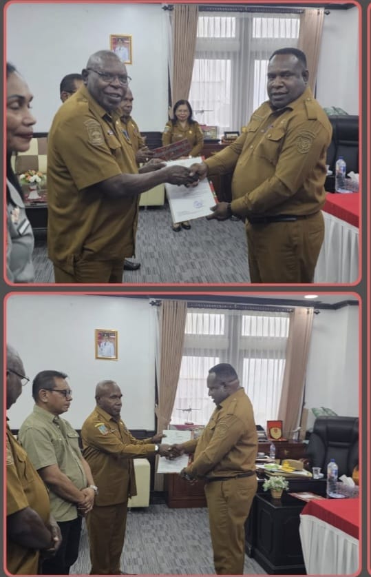 Pelaksana Harian (Plh) Kepala Dinas Kesehatan dan Badan Penanggulangan Bencana Daerah (BPBD) Mimika yang baru diserahterimakan pada Senin (5/10/2026)