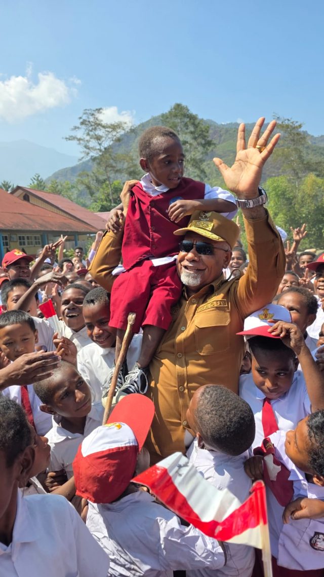 Wakil Gubernur Papua Tengah, Deinas Geley ketika mengangkat seorang anak SD di Mulia. (Foto: Humas Prov Papua Tengah)