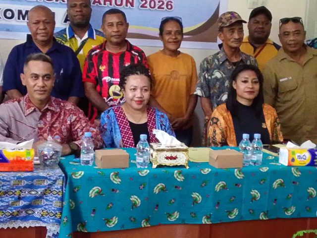 Ketua Komisi A DPR Kota Jayapura, Fajar Wainggai dan wakilnya, Crista Vanessa Urbinas ketika foto bersama peserta sosialisasi